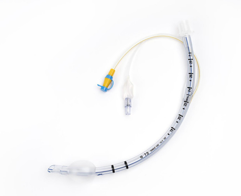 Tek kullanımlık endotracheal tüp, emme portu kelepçeli veya kelepçesiz
